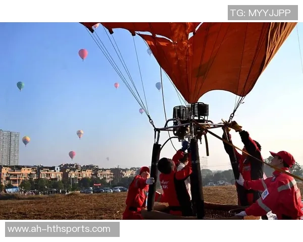 浙江武义：民众近距离触摸热气球 感触热气球扮演的共同魅力